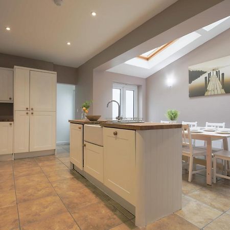 Spacious 4 Bedroom House- Walking Distance To City Centre & Great Backyard Cardiff Eksteriør bilde