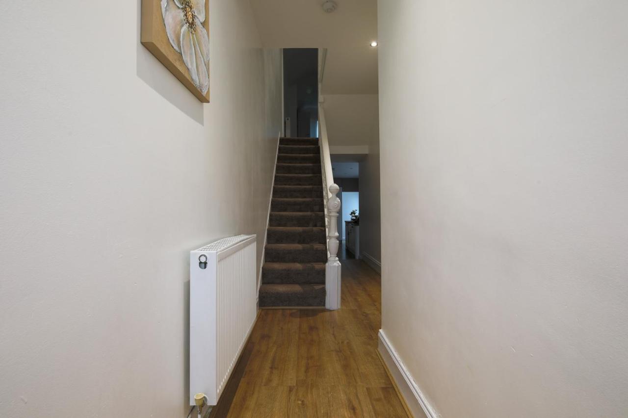 Spacious 4 Bedroom House- Walking Distance To City Centre & Great Backyard Cardiff Eksteriør bilde