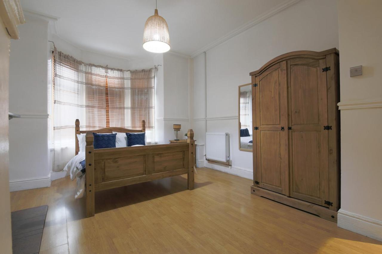 Spacious 4 Bedroom House- Walking Distance To City Centre & Great Backyard Cardiff Eksteriør bilde