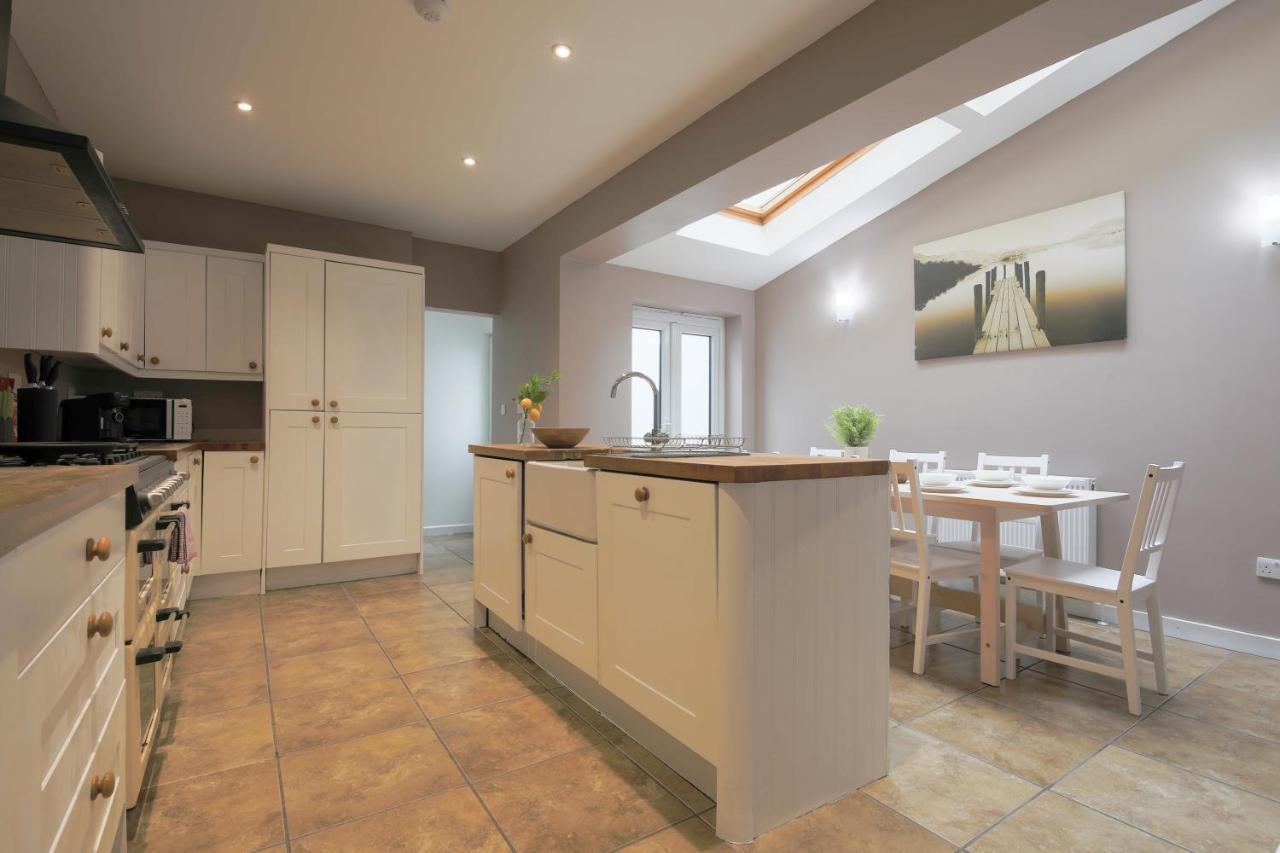 Spacious 4 Bedroom House- Walking Distance To City Centre & Great Backyard Cardiff Eksteriør bilde